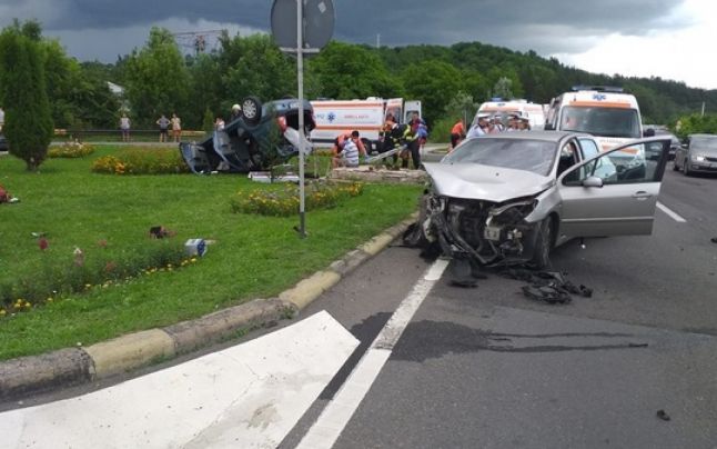 Şase persoane au fost rănite, după ce două autoturisme s-au ciocnit violent la intrarea în localitatea prahoveană Cornu