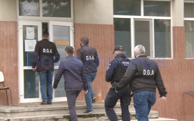 Şofer dus cu Poliţia la bancomat să scoată banii de şpagă. Detalii halucinante într-un dosar al DNA