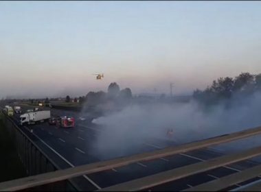 Atac armat asupra unei maşini blindate pe o autostradă din Italia: autovehicule incendiate şi trafic blocat