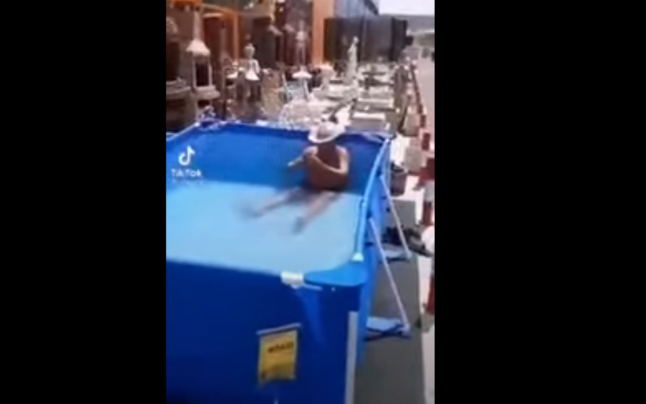 Un tânăr a făcut baie în piscina scoasă la vânzare în faţa unui magazin