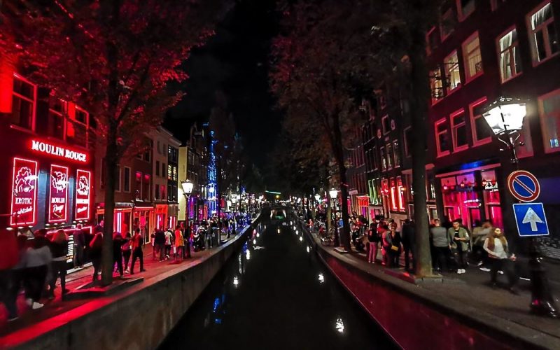 „Nu mai veniţi în Amsterdam”. Capitala Olandei nu mai vrea turişti gălăgioşi în căutare de droguri şi băutură