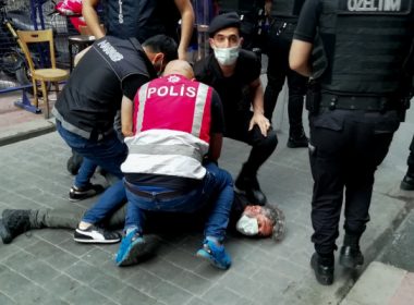 Poliţia turcă a dispersat o paradă LGBT cu gaze lacrimogene. Zeci de oameni, printre care un fotoreporter AFP, au fost arestaţi