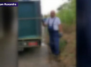 Vidanjă golită pe marginea drumului, într-un cartier din Bucureşti. „Nu am unde să golesc, da, domnişoară, aşa este! Mă înregistraţi?”