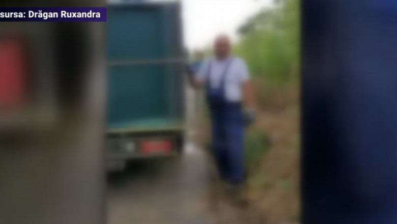 Vidanjă golită pe marginea drumului, într-un cartier din Bucureşti. „Nu am unde să golesc, da, domnişoară, aşa este! Mă înregistraţi?”