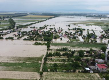Zone întregi din estul ţării, devastate de inundaţii. Meteorologii anunţă în continuare vreme extremă în România