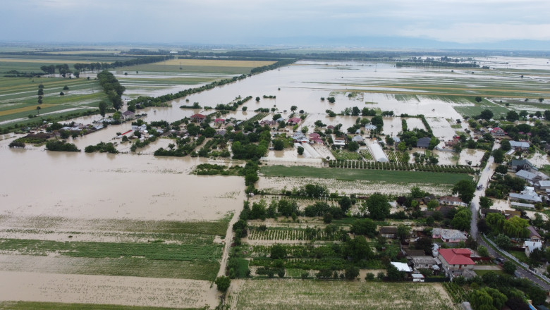 Zone întregi din estul ţării, devastate de inundaţii. Meteorologii anunţă în continuare vreme extremă în România