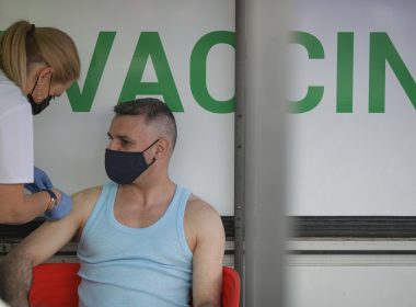 Coadă la centrul de vaccinare de la Obor. Oamenii primesc şi un voucher pentru mici "cu de toate" pe care îl pot folosi până marţi