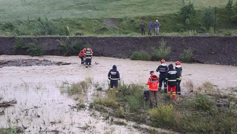 Case izolate, drumuri închise în mai multe judeţe din estul ţării, din cauza ploilor. O femeie a fost salvată de sub casa prăbuşită