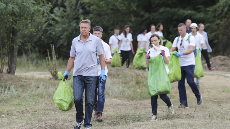 Iohannis: Marginea drumului nu e groapă de gunoi