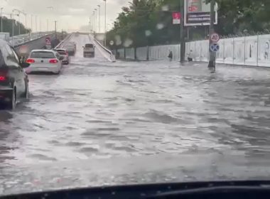Cod portocaliu de ploaie torenţială în Bucureşti. Au fost inundate străzi şi bulevarde