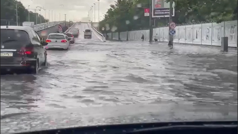 Cod portocaliu de ploaie torenţială în Bucureşti. Au fost inundate străzi şi bulevarde