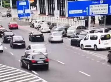 Sibiu: Un tânăr de 20 de ani, urmărit în trafic de Poliţie, după ce nu a acordat prioritate pietonilor şi maşinilor, a lovit un autoturism parcat şi a depăşit prin dreapta o coloană de maşini