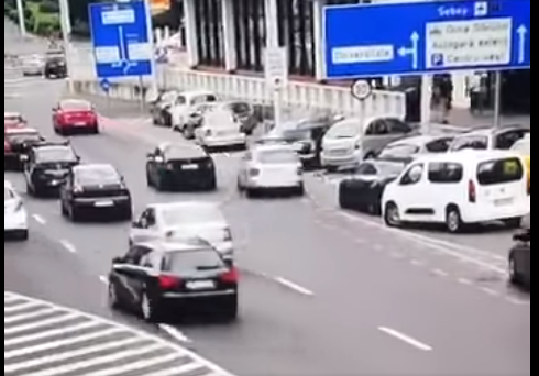 Sibiu: Un tânăr de 20 de ani, urmărit în trafic de Poliţie, după ce nu a acordat prioritate pietonilor şi maşinilor, a lovit un autoturism parcat şi a depăşit prin dreapta o coloană de maşini
