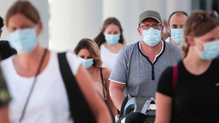 Americanii vaccinaţi trebuie să poarte din nou mască în interior în zonele cu risc