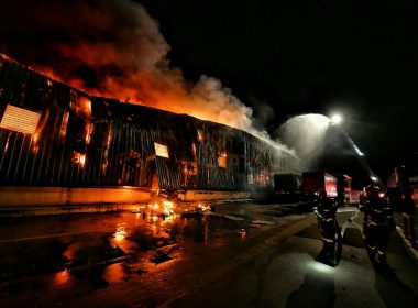 Incendiu la o hală a unui producător de frigidere din Timiş