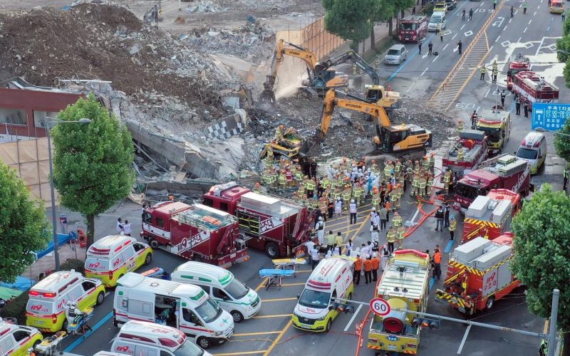 Clădire prăbuşită peste un autobuz în Coreea de Sud