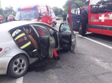 Trei răniţi după un impact între un microbuz şi un autoturism