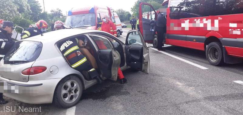 Trei răniţi după un impact între un microbuz şi un autoturism