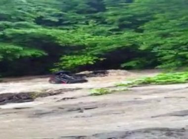 Pilotul autoturismului căzut în râul Oituz la o cursă off-road a murit; copilotul este rănit