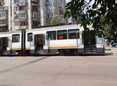Ziua şi tramvaiul deraiat în Bucureşti