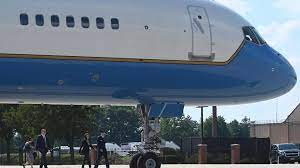 Avionul vicepreşedintei Kamala Harris s-a întors la sol din cauza unei probleme tehnice