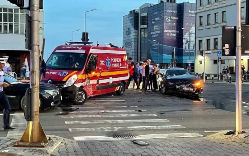 O maşină de pompieri aflată în misiune a fost implicată într-un accident rutier în Craiova / Un pompier a fost rănit