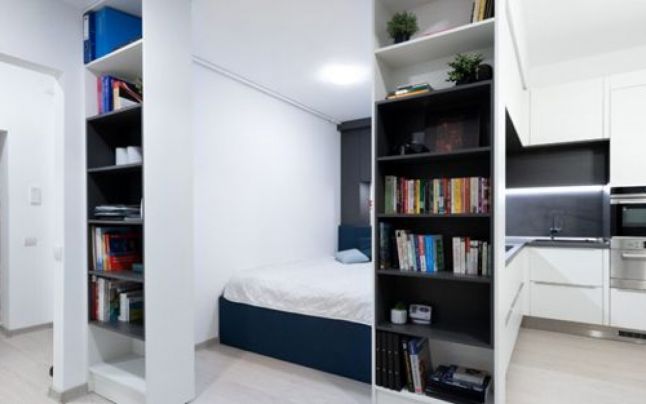 O garsonieră de 35 metri pătraţi arată ca un apartament, cu dormitor, birou şi o bucătărie complet echipată
