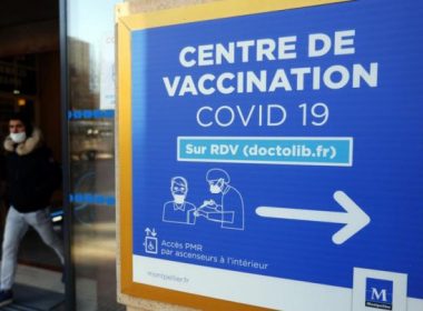 Franţa: Academiile de medicină şi de farmacie recomandă obligativitatea vaccinării împotriva covid-19 de la vârsta de 12 ani