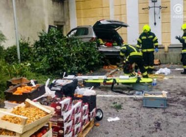 Austria: 13 persoane rănite după ce o maşină a intrat în mulţime într-o piaţă din St. Florian