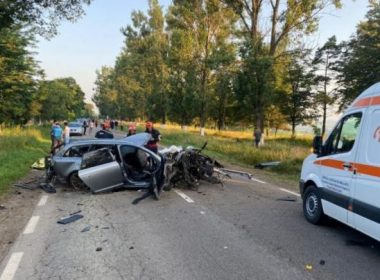 Accident înfiorător la Botoşani. Un tânăr şi-a pierdut viaţa, iar alţi doi se află în stare gravă