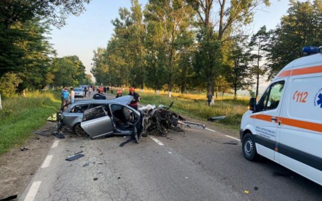 Accident înfiorător la Botoşani. Un tânăr şi-a pierdut viaţa, iar alţi doi se află în stare gravă