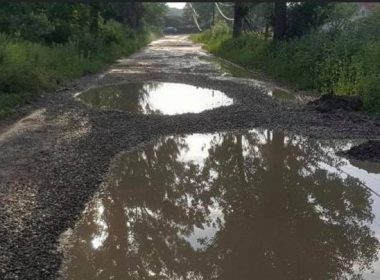 Cum arată una dintre cele mai proaste şosele din România. Drumul este imposibil de parcurs