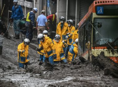Imagini catastrofale în Japonia. Salvatorii au îndepărtat noroiul cu buldozerul pentru a căuta supravieţuitori