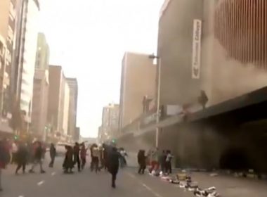 Haos în Africa de Sud: 72 de decese la protestele violente. Un copil a fost aruncat dintr-o clădire incendiată pentru a fi salvat
