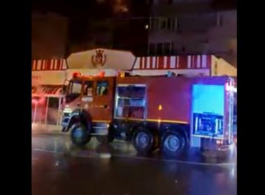 Un bloc din Câmpina a luat foc după ce a fost lovit de un trăsnet
