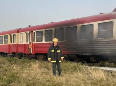 Un tren care mergea spre Arad a luat foc. Călătorii au reuşit să coboare la timp