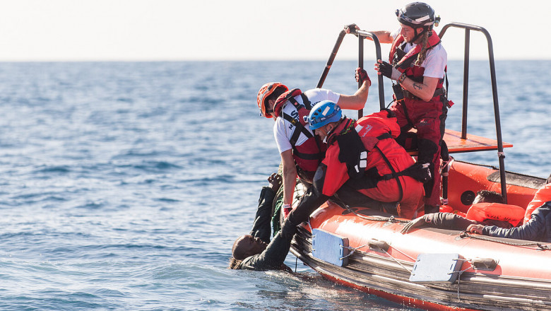 Românul care salvează mii de oameni în Marea Mediterană. „Avem 572 de migranţi la bord, mâncarea se termină vineri”