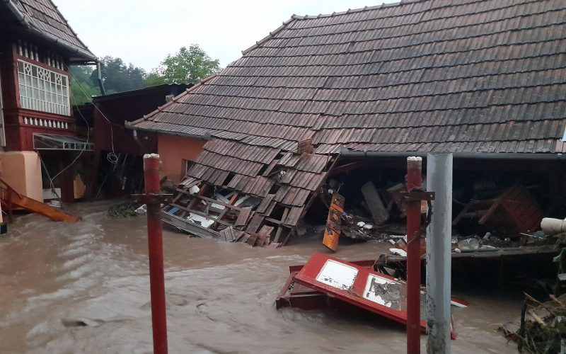 Inundaţii în 36 de localităţi din 15 judeţe. Zeci de turişti evacuaţi