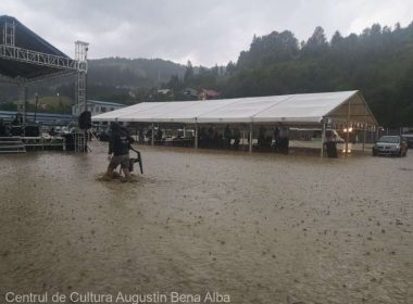 Festivalul de folclor de la Alba, întrerupt din cauza inundaţiilor