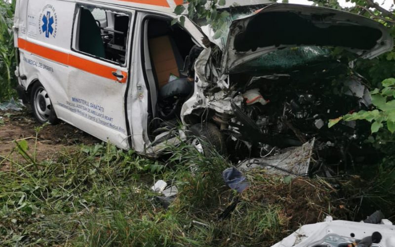 Patru răniţi într-un accident pe DN2, între un autoturism şi o ambulanţă