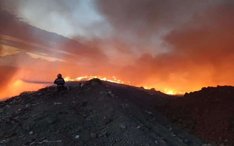 Incendiu la o groapă de deşeuri din Arad. În acelaşi loc s-a produs un incendiu şi în urmă cu trei zile