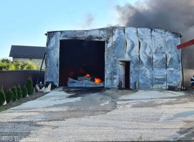 4 maşini parcate într-un garaj au ars înttr-un incendiu