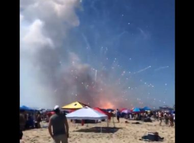 Un camion plin cu artificii a explodat pe o plajă unde sute de oameni sărbătoreau Ziua Independenţei