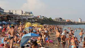 300 de mii de turişti, la plajă
