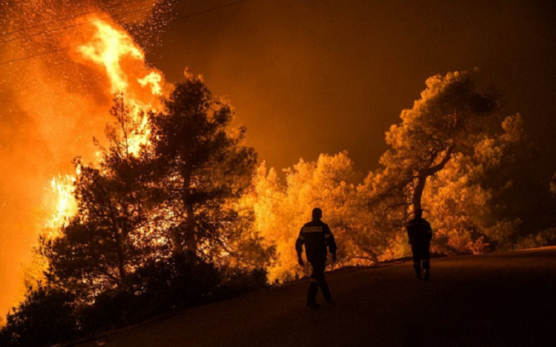 Incendiile continuă în Grecia