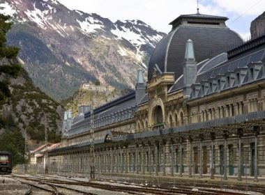 Cea mai „ghinionistă” gară din Europa primeşte o nouă viaţă ca hotel. Gara Canfranc este cunoscută ca „Titanicul munţilor”