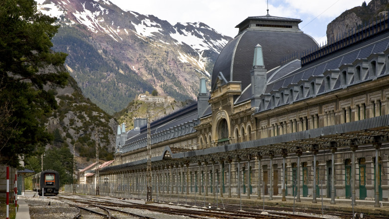 Cea mai „ghinionistă” gară din Europa primeşte o nouă viaţă ca hotel. Gara Canfranc este cunoscută ca „Titanicul munţilor”