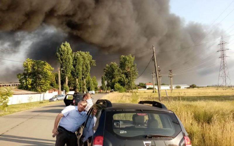 Şeful Gărzii de Mediu Bihor: Fumul toxic rezultat în incendiul de la Salonta, se îndreaptă spre Ungaria