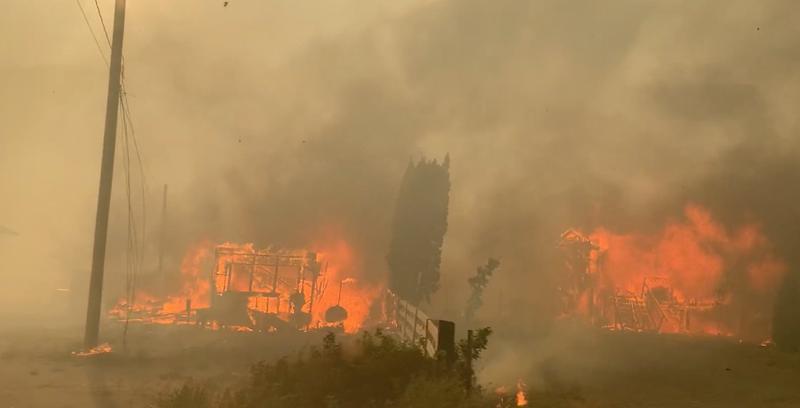 Satul din Canada care a luat foc după temperaturile istorice a ars aproape complet. Oamenii sunt îngroziţi: "Parcă ne-a lovit o bombă"