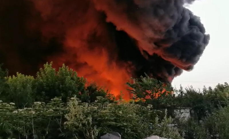 Incendiu de proporţii la Salonta: Un depozit de mase plastice a luat foc. Fumul se îndreaptă spre o localitate din Ungaria